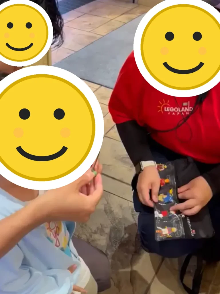 レゴランドで子どもとミニフィグ交換をした様子